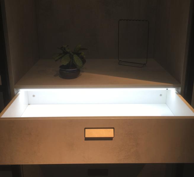 橱柜家具柜子里面装的灯，都是怎么安装的呢？灯都有什么样子的？