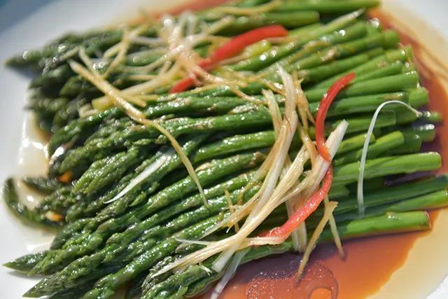 河南上蔡：诞生“芦笋王”单棵拍卖300元