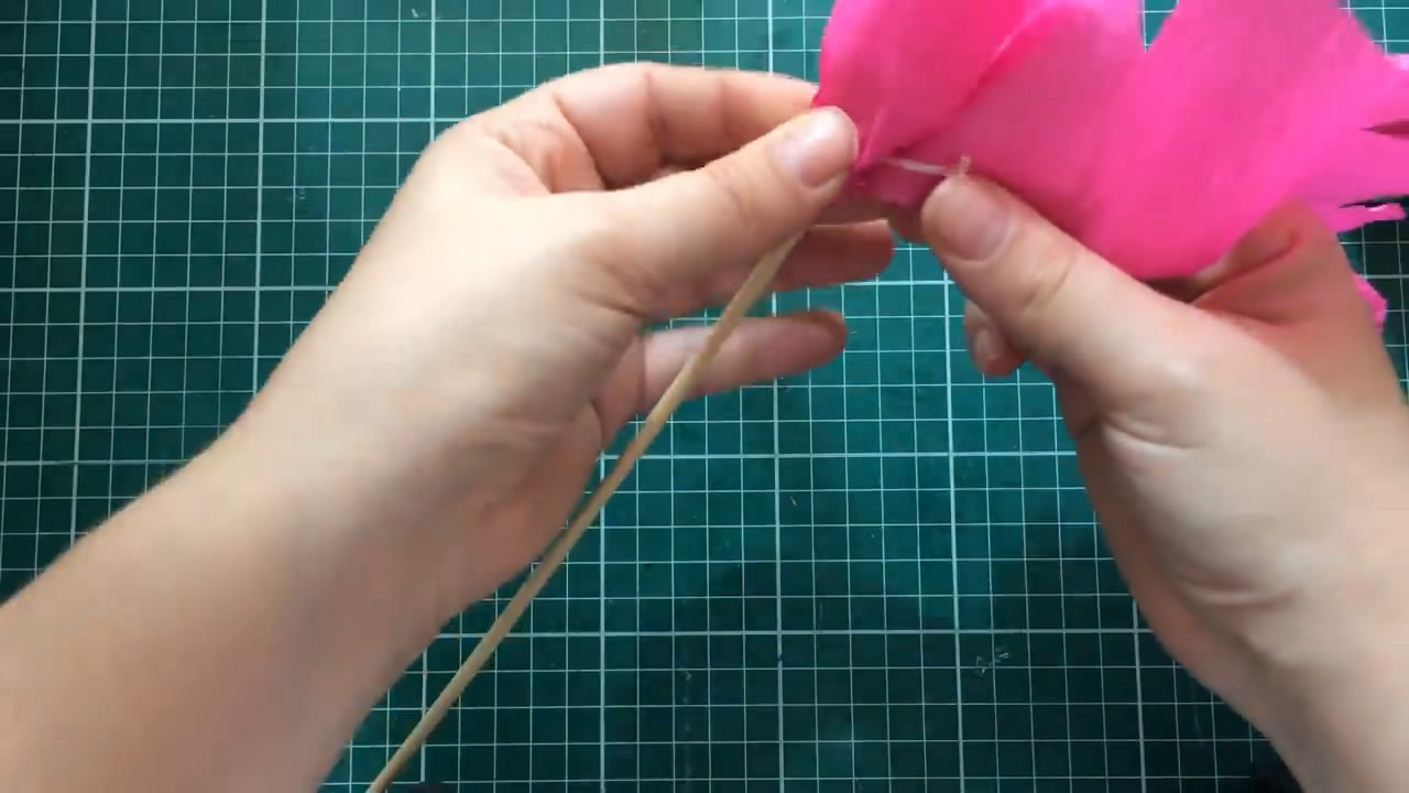 手工纸折花简单又漂亮,皱纸折花手工制作