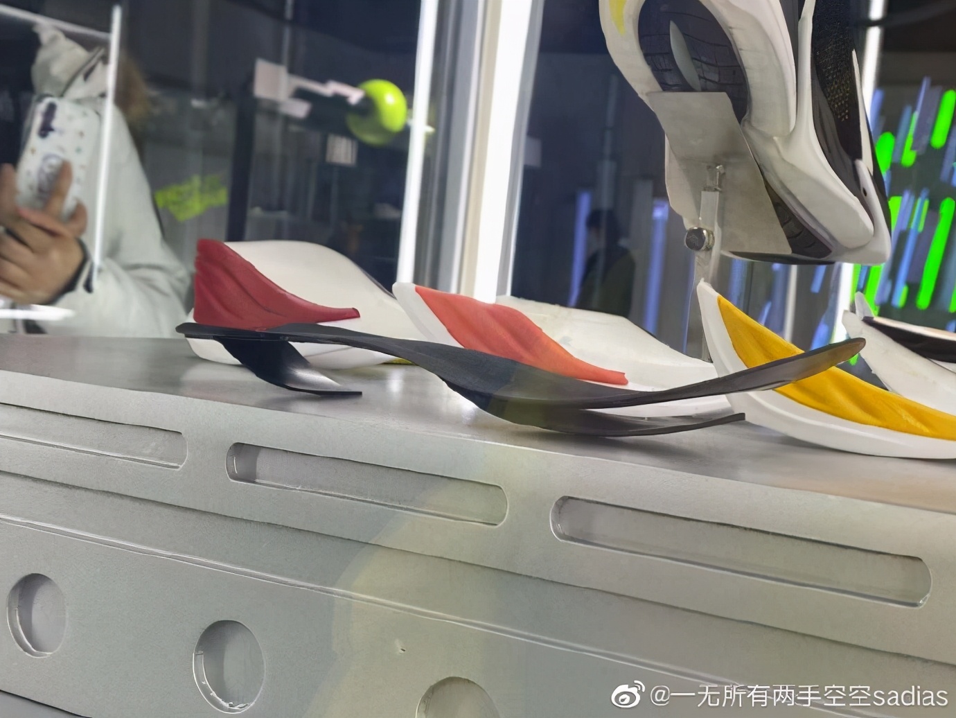 安踏韦德战靴,安踏碳板跑鞋第几代更帅