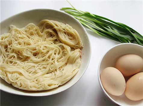 剩面条煎面条的做法,剩面条变身美味早餐饼