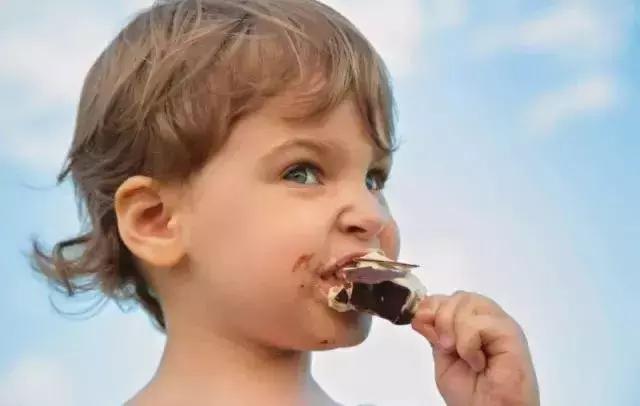 孩子吃冰棍伤脾胃吗,吃冰棍太多伤脾胃怎么办