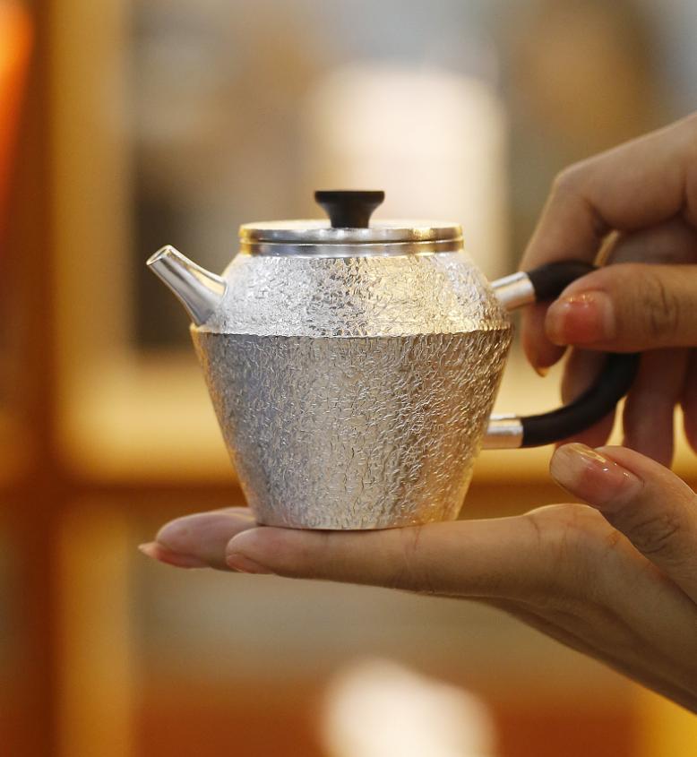 手工银壶和机器银壶的用途哪个好,使用银壶吃饭喝水对人有什么好处