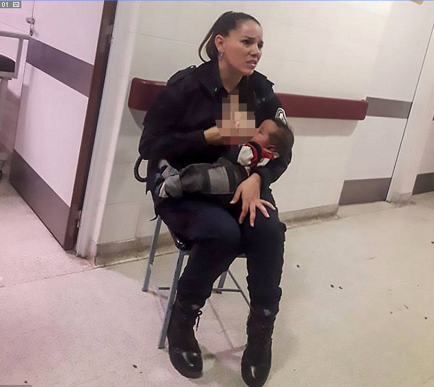 阿根廷女警察,女警暖心哺乳嫌犯婴儿