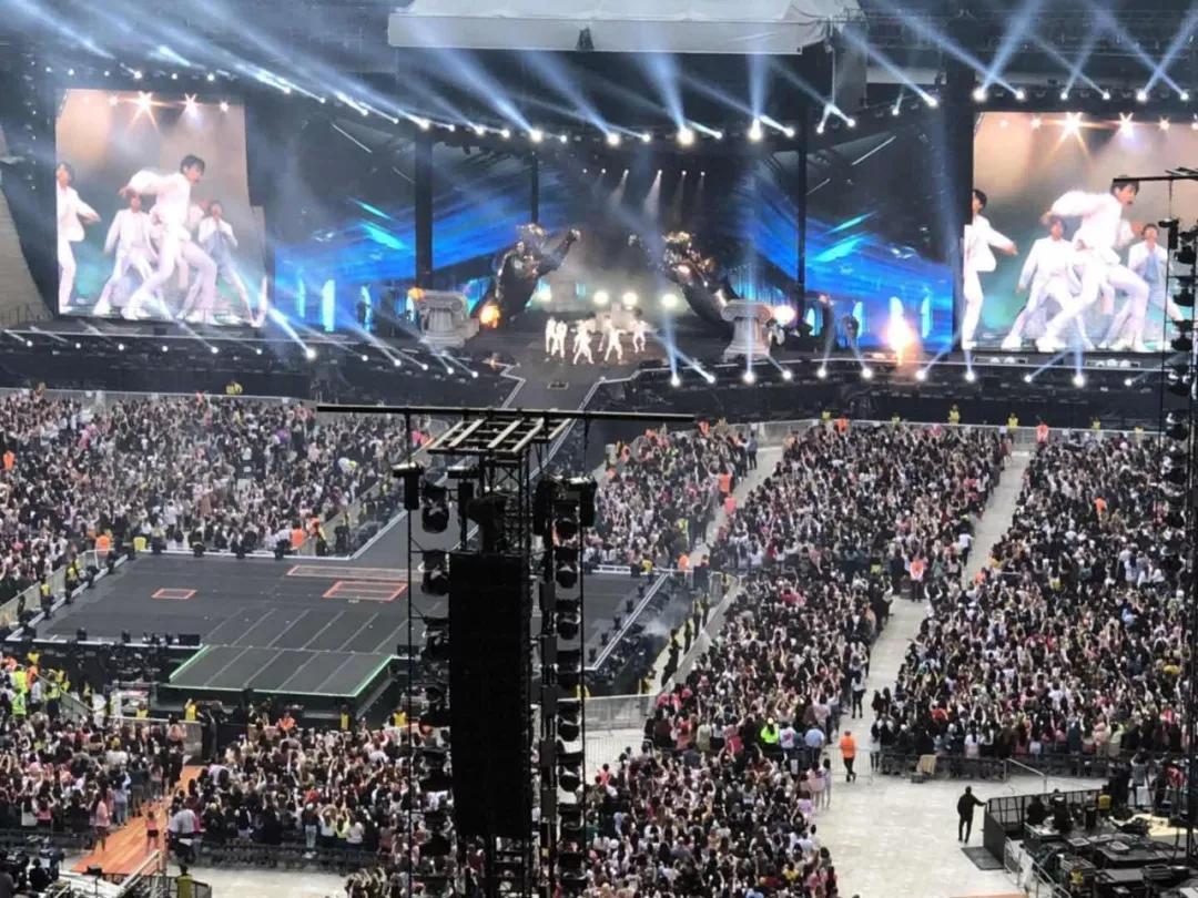 他们征服了这被世人铭记的传奇音乐圣殿，再次创造K-pop新历史