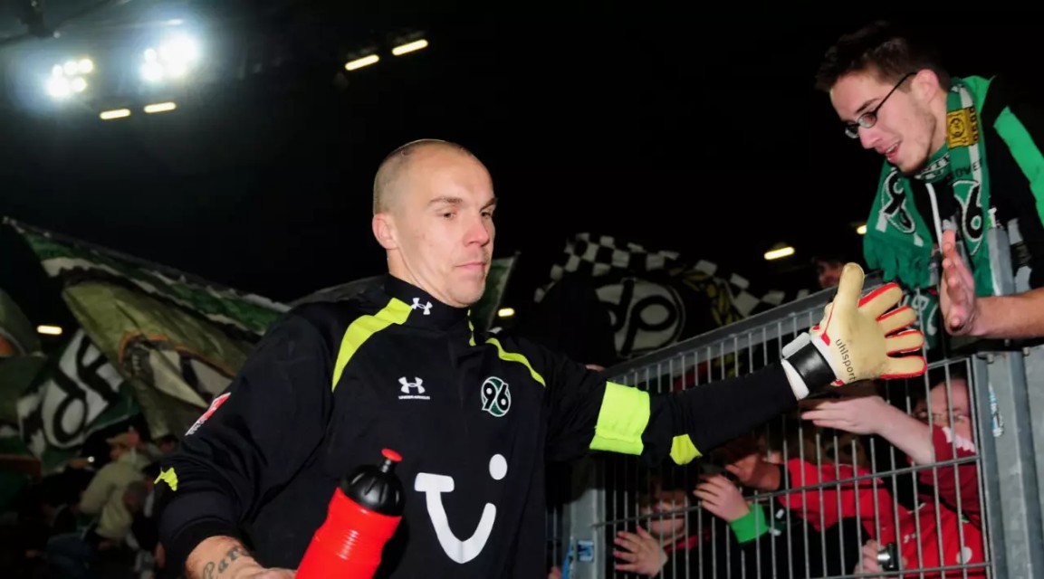 足球从未高于生命ppt,足球从未放弃一直在路上