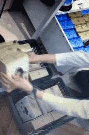 女人过了45，建议出游戴帽子，既减龄还防晒，清新优雅气质撩人