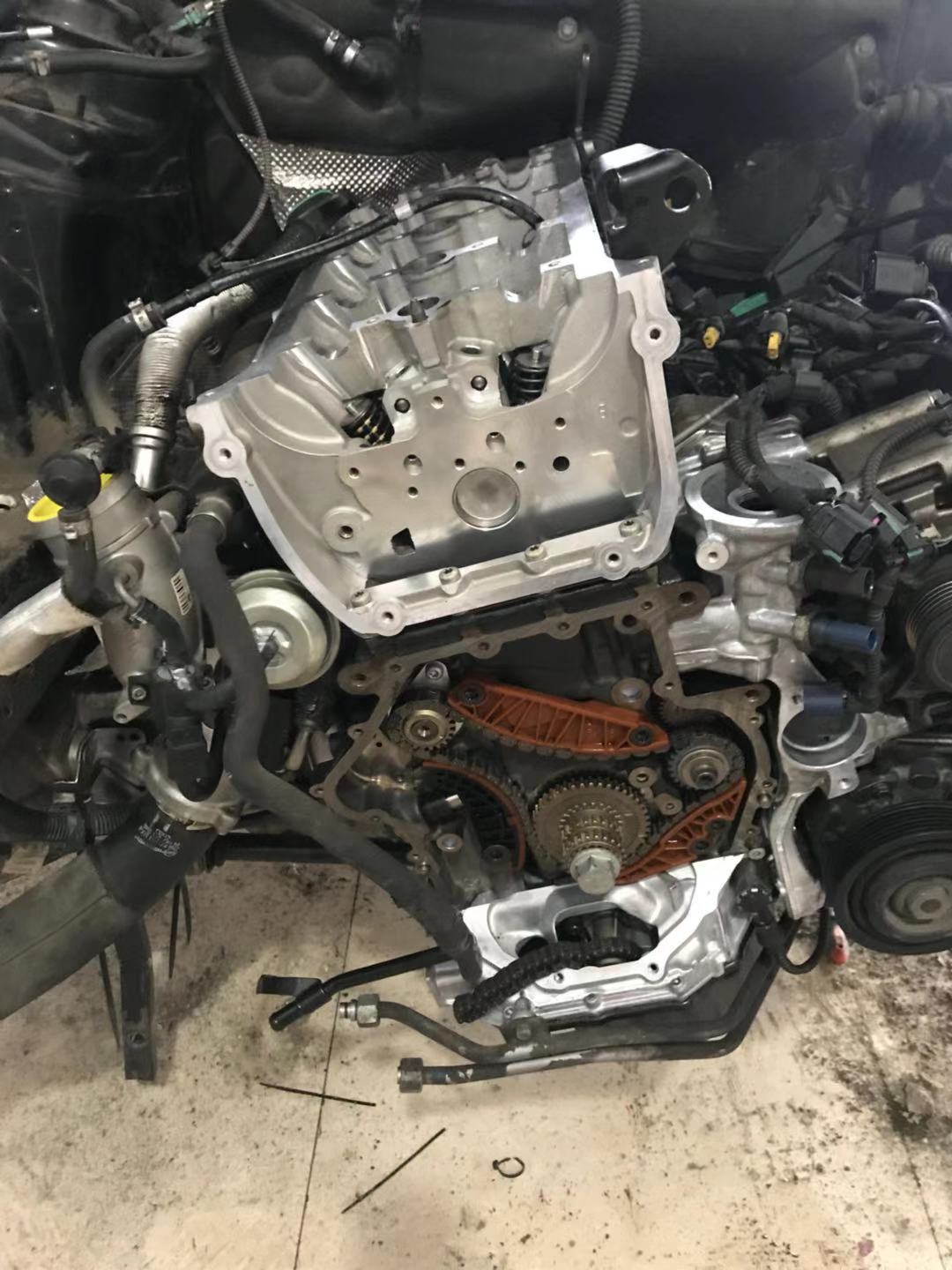 奥迪a4l严重烧机油怎么解决,奥迪a4l缸盖三通刚换过还是漏水