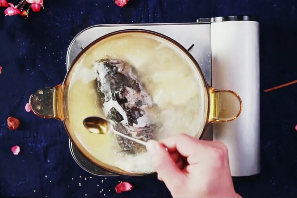 鱼头炖豆腐汤给宝宝喝,鱼头豆腐汤的补脑功效