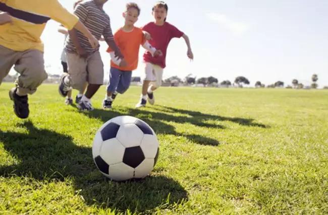 体质差的小孩适合哪种体育运动,从儿童身体条件看适合的运动项目