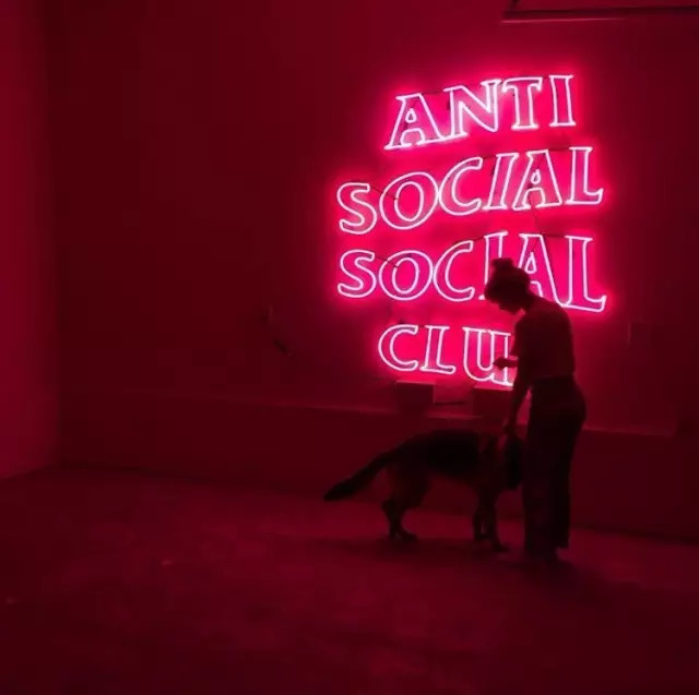 鲸潮丨年轻人不买潮牌，和咸鱼有什么区别？