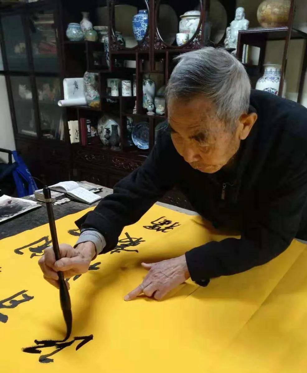 《满腹才华泻笔端》——记学者书法家姚喜泰