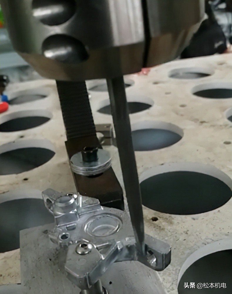 压铸件去毛刺研磨机,压铸件主轴去毛刺机视频