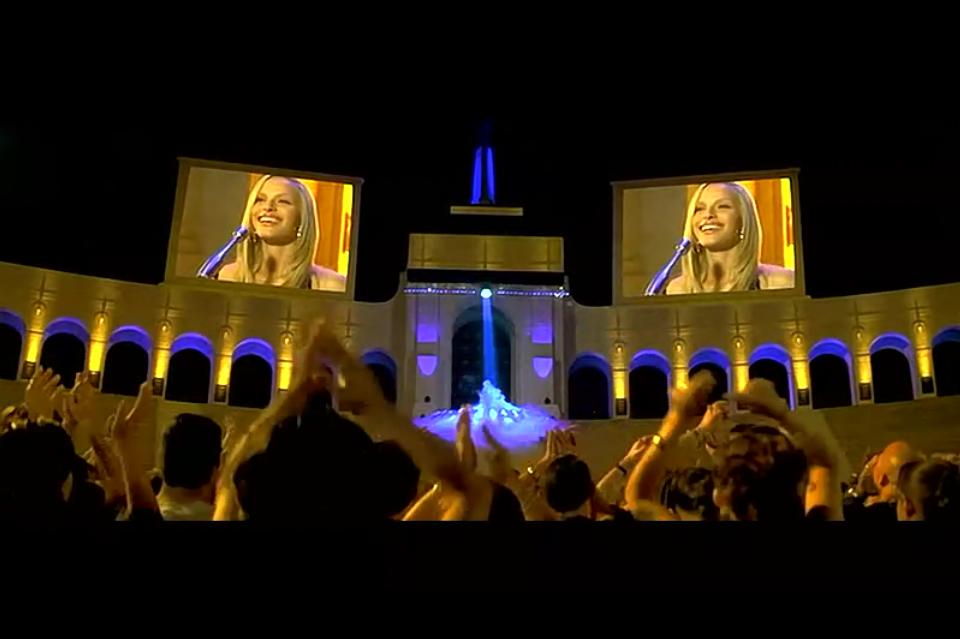 致命性感，“人造美女”被亿万人追捧，但竟无人发现她是假人！