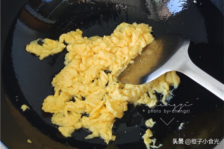 这个菜营养又丰富大人小孩都爱吃,春天这个菜和鸡蛋炒一炒营养翻倍