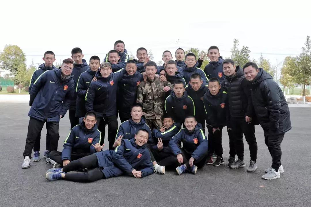 只5天时间就练出了感情——河北华夏梯队队员搂着教官依依不舍