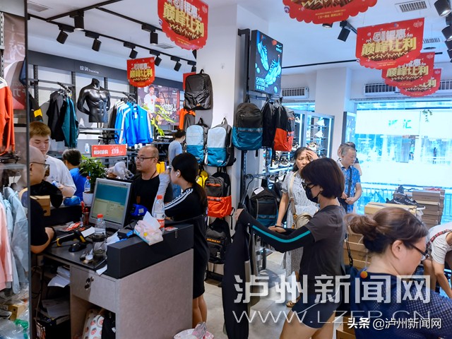 瓒呭競璐墿浜烘疆娑屽姩,甯傛皯閫涜娑堣垂瓒婃潵瓒婂棬