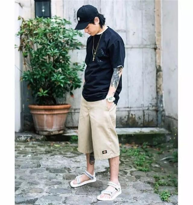 拖鞋才是夏日街头最靓的仔,时代少年团穿拖鞋要不要穿袜子