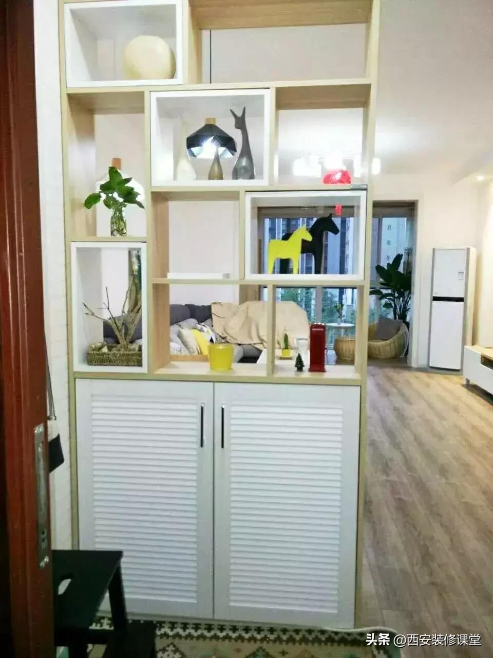 进门鞋柜设计右侧是餐厅隔断,红木鞋柜屏风隔断一体效果图