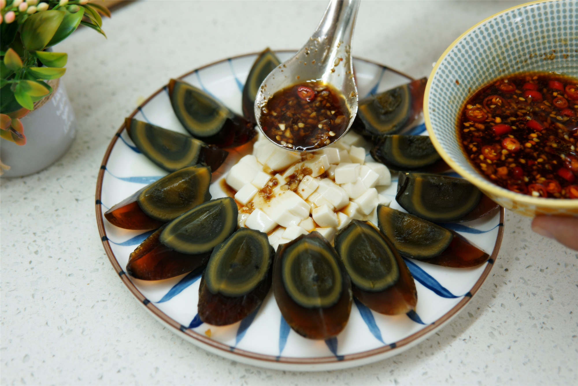 切松花蛋怎么切,松花蛋怎么切最好吃