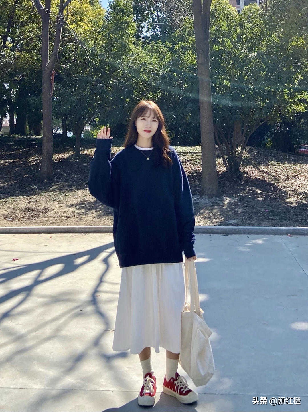 秋天的卫衣搭配思路,秋天卫衣这样穿个性时髦又减龄