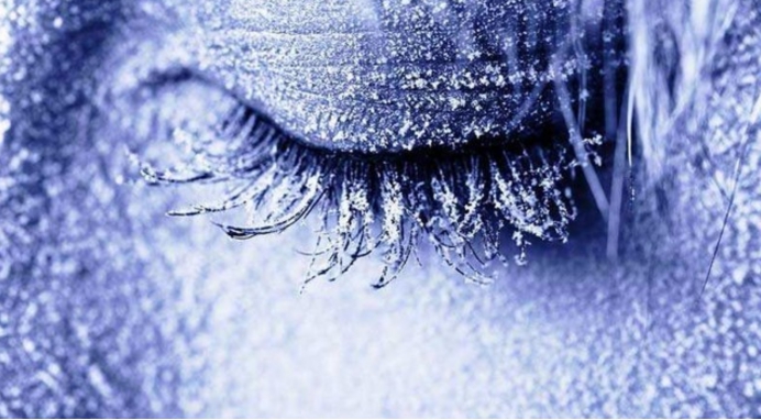 女人被零下300度冰箱冻成冰雕,女人在零下30度的环境冻成冰雕