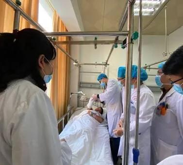 7小时手术拯救12岁少年割断肌腱，疫情之下，许你未来