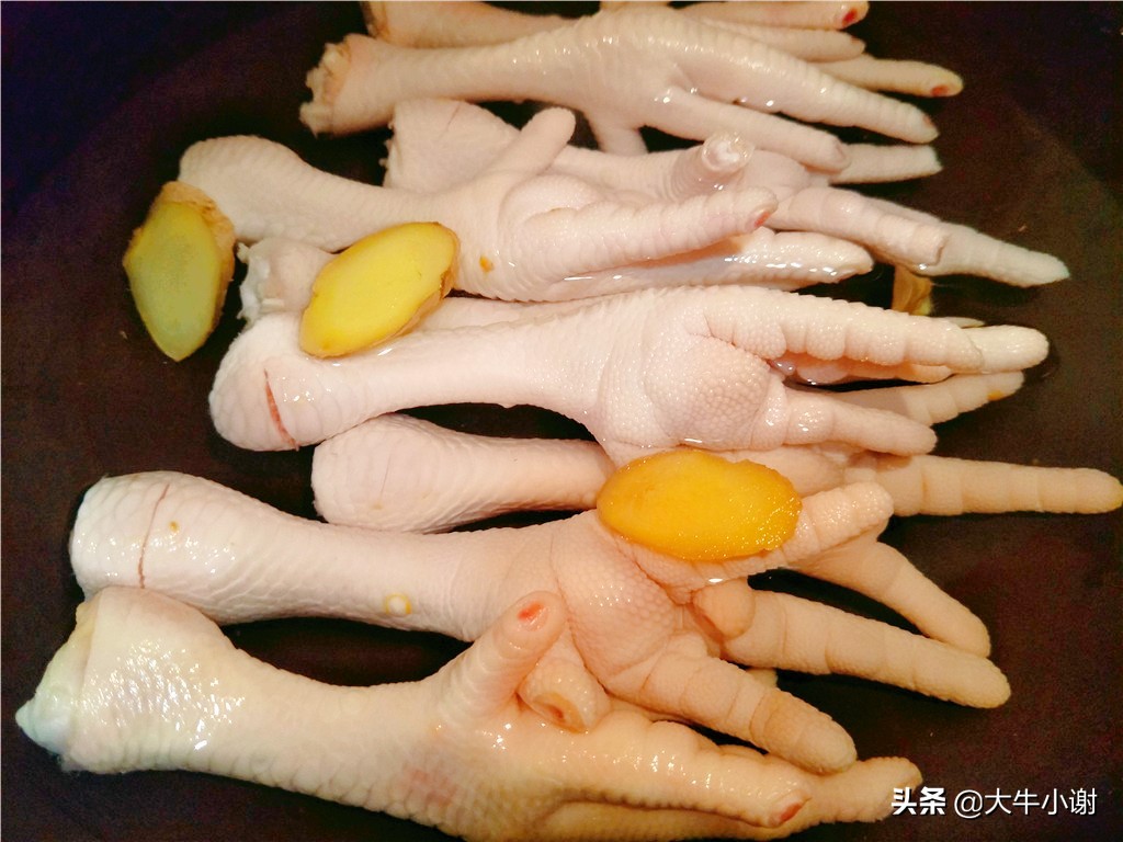 泡椒凤爪柠檬味的,柠檬凤爪刚入口的时候有点酸