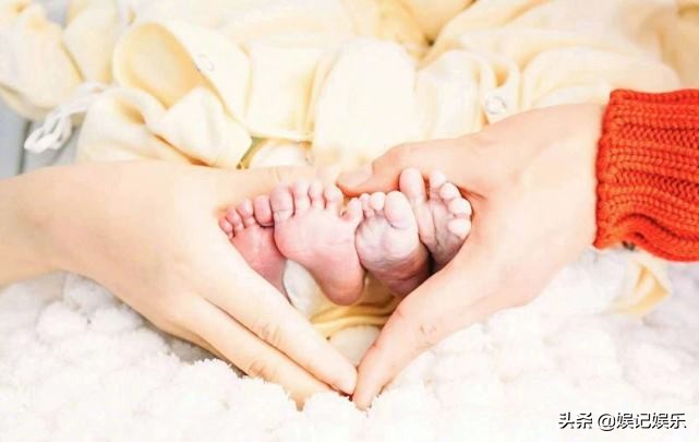 张杰谢娜分别带娃逛商场,张杰谢娜现身被跟拍