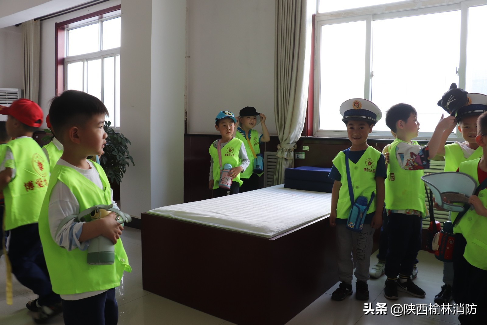 幼儿园小朋友学习消防,小朋友进红门开心学消防