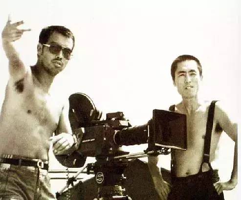 地位与张艺谋不相上下,他第一次做导演,扯掉了理想主义的遮羞布