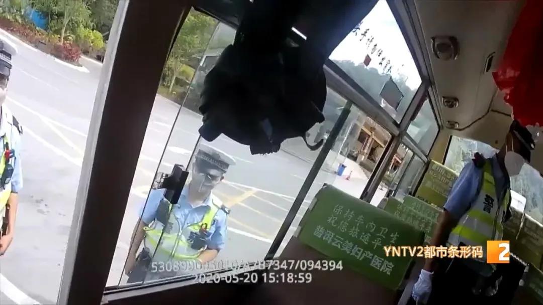 老人突然倒地抽搐路过护士急救,老人突然抽搐失去意识后又恢复