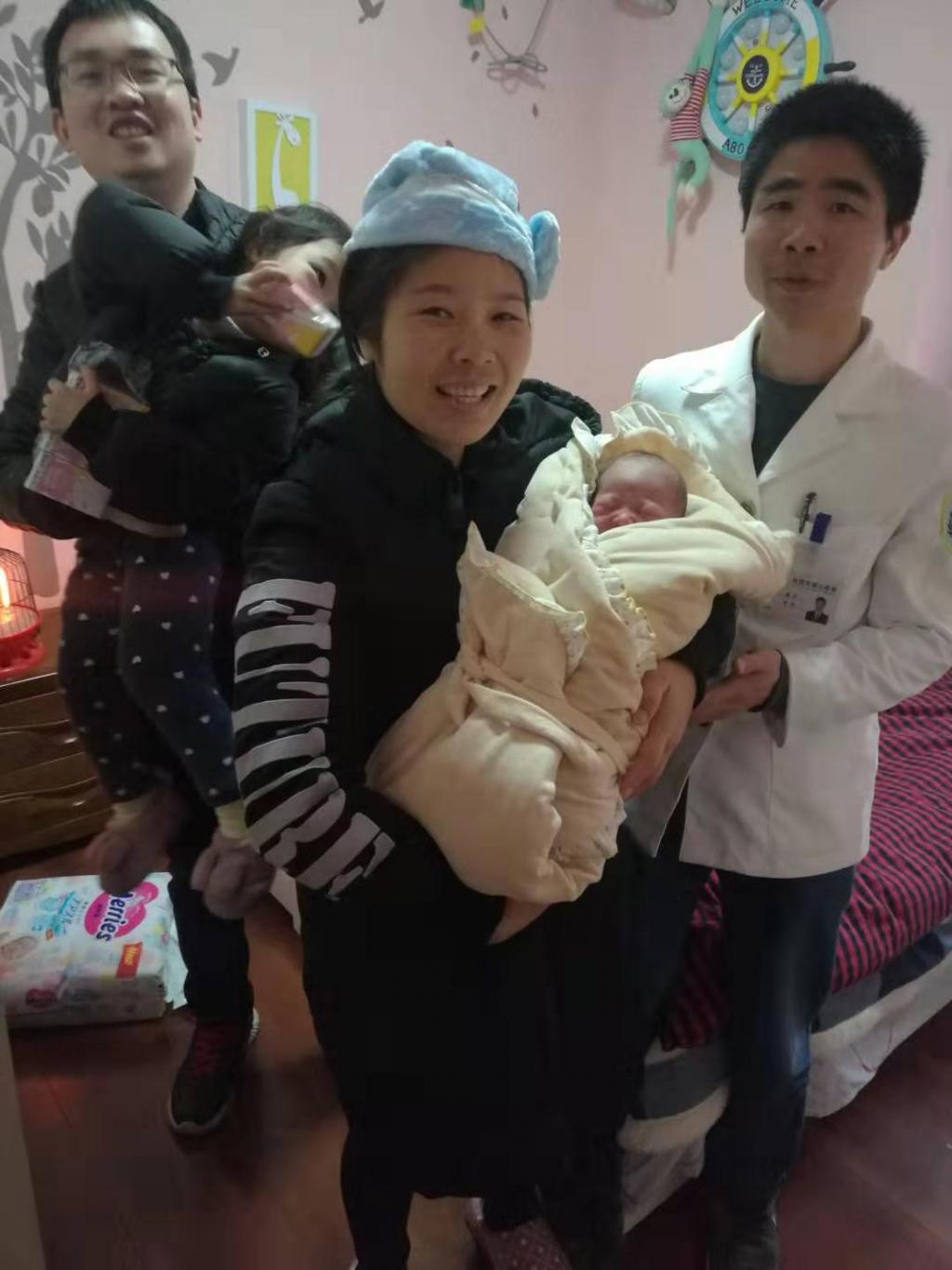 孕妇突然破羊水接生医生,二胎孕妇突然分娩