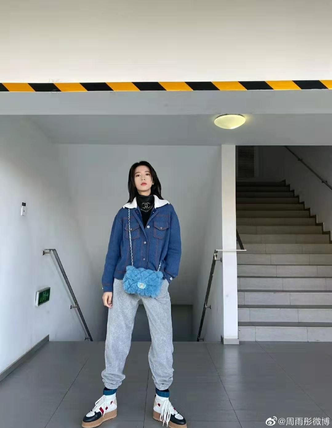 周雨彤太会穿了，白色的皮衣+运动裤，从头到脚真得很时尚