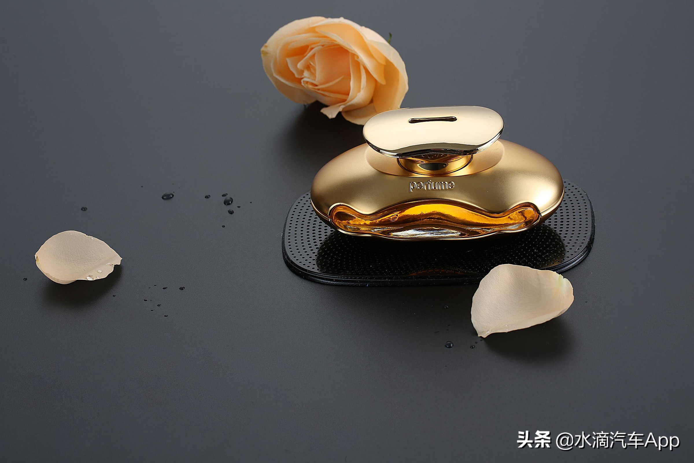 汽车放置装饰品隐患,车上放装饰品摆件有什么危险