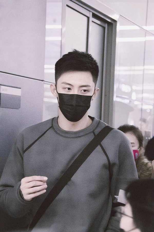 黄景瑜fila,黄景瑜运动风穿搭