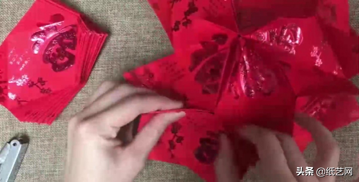 用红包制作春节灯笼简单又好看,怎么用红包做一个新年灯笼