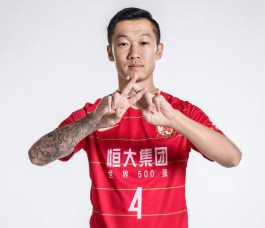 从4号改穿12号，恒大25岁天才仅登场8分钟：不愿放弃800万高薪