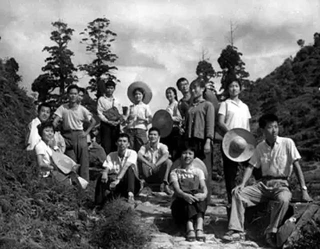 重庆29岁小伙娶53岁老妻,19岁女知青下乡嫁给农村小伙子