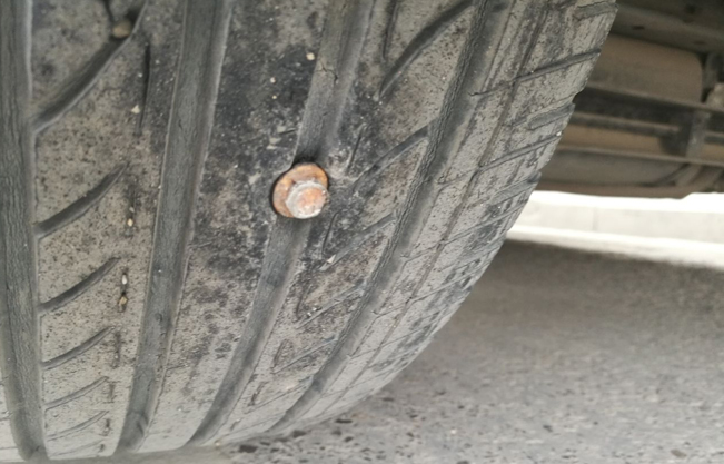 扎胎后该怎么处理摩托,扎胎了怎么办