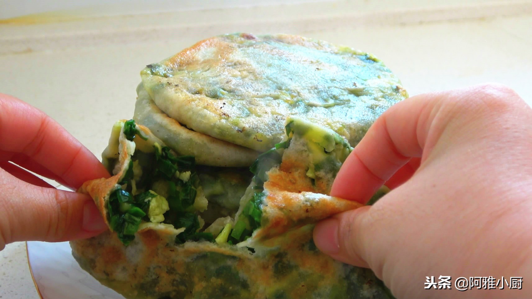 把馅饼做的皮薄如纸，这一步很重要，做法简单，凉了不硬