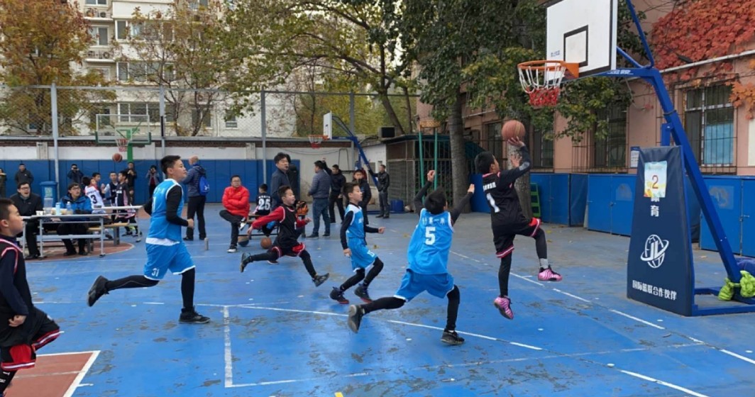 巩晓彬阿的江赛后握手,巩晓彬与杜锋交流