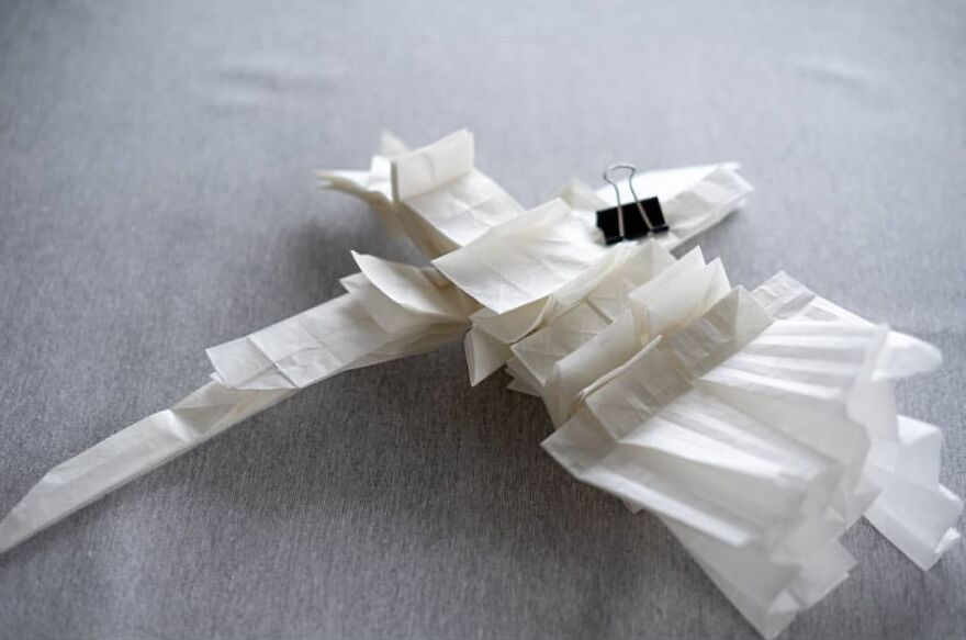 一张纸无裁剪？芬兰艺术家花了3个月的时间折叠一个武士