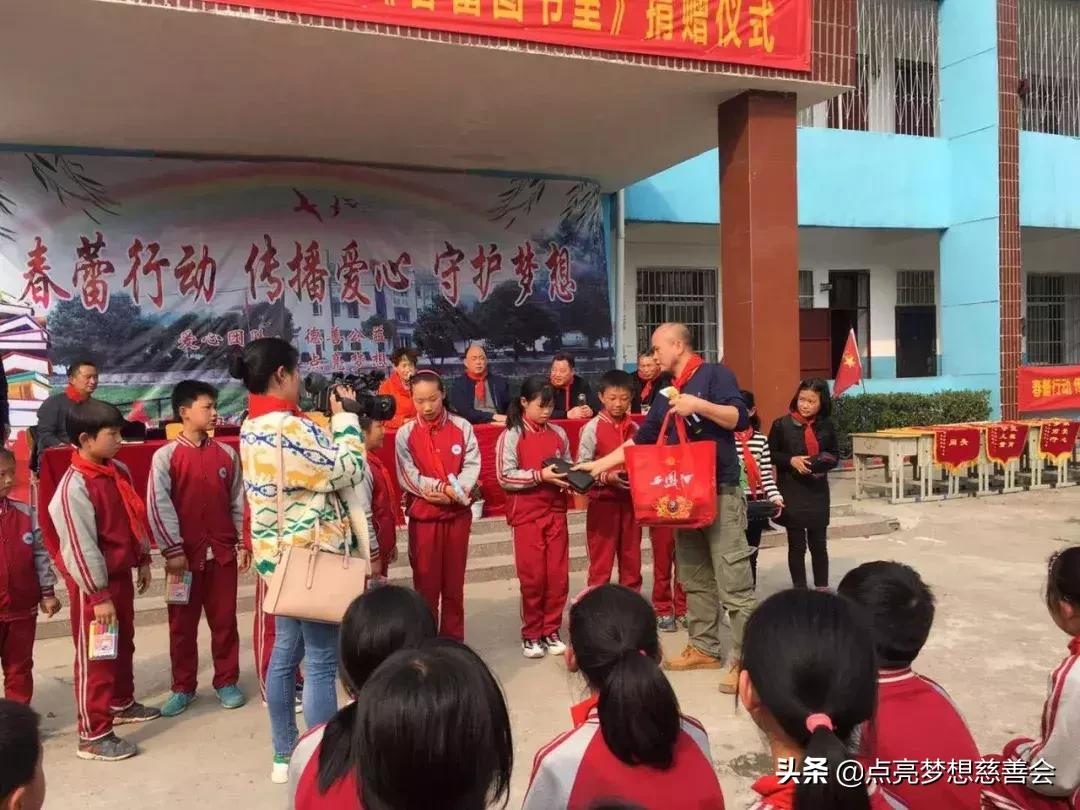 春风春雨萌春芽——记“一本书点亮一个梦想”走进广水小河小学