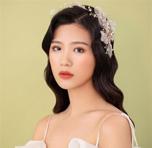 长发及腰的简单大气新娘发型,13款新娘发型最新风格