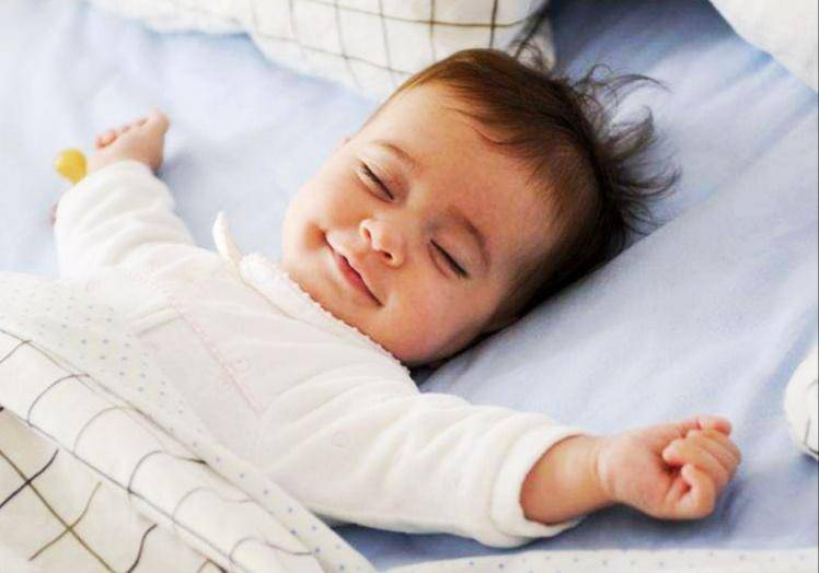 宝宝睡觉总是滚来滚去的怎么回事,宝宝睡觉总是乱动怎么解决