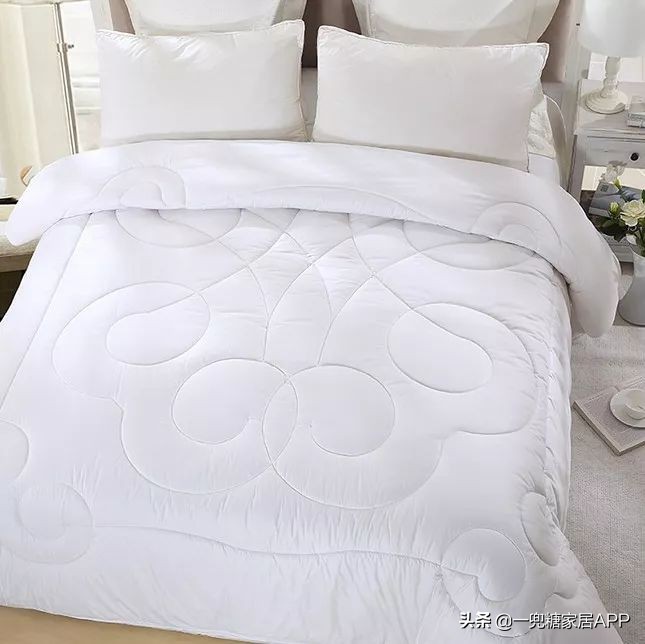 冬天盖羽绒被还是棉花被好,冬天适合的被子羽绒被