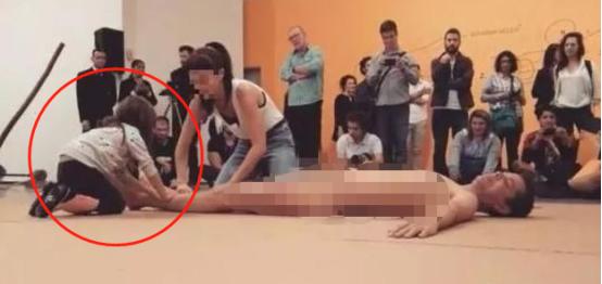 艺术家的“裸体行为艺术”表演，引一观众不满：对于孩子是场灾难