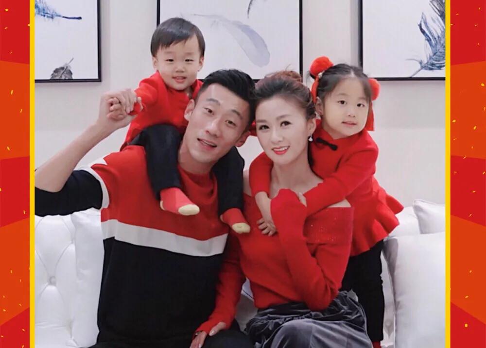 醉驾获刑的国脚已出狱，回家过年，捐了2周工资，娇妻是美女主持