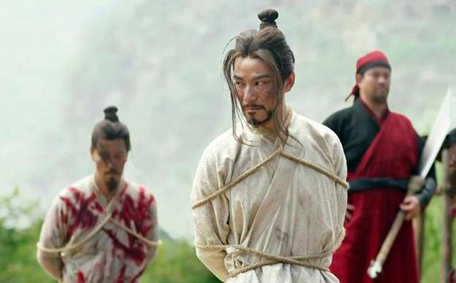 刽子手取笑囚犯怕死，囚犯：我饿了！刽子手大惊连忙跪道：您请